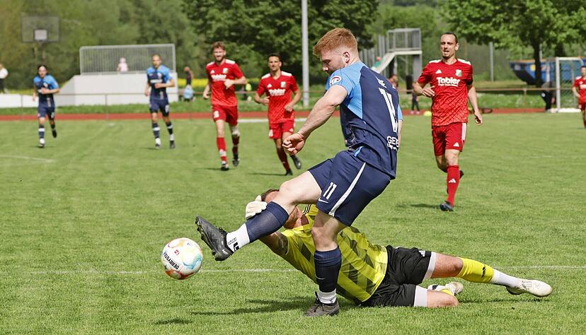 Kein Elfmeterpfiff, kein klarer Abschluss, kein Anschlusstreffer. Adrian Roth wird von Heimerdingens Torh&uuml;ter Lukas Emmrich beim Schuss gest&ouml;rt.