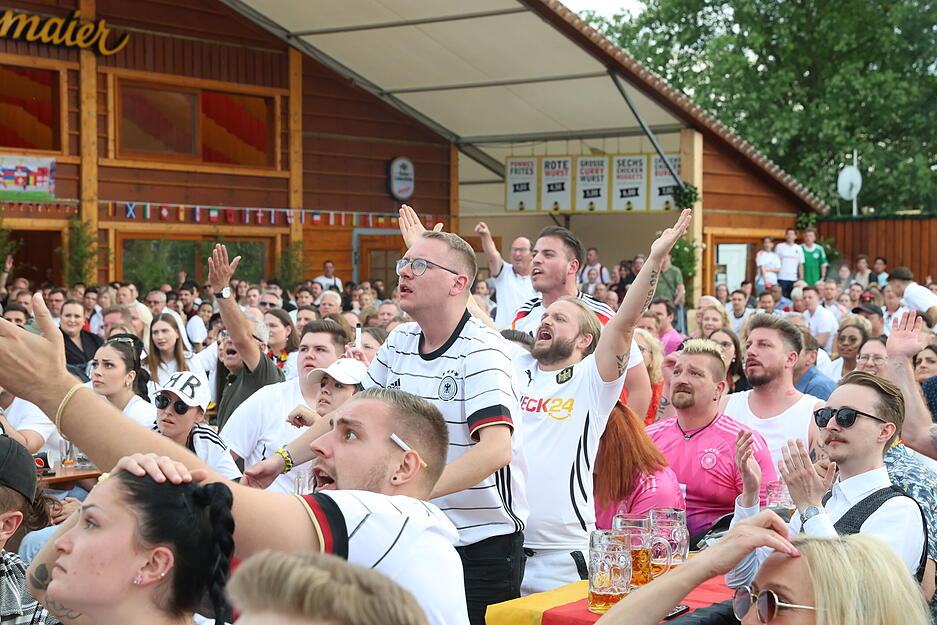 Aufregung auf dem Heilbronner Volksfest: Fans reagieren hitzig beim Public Viewing.