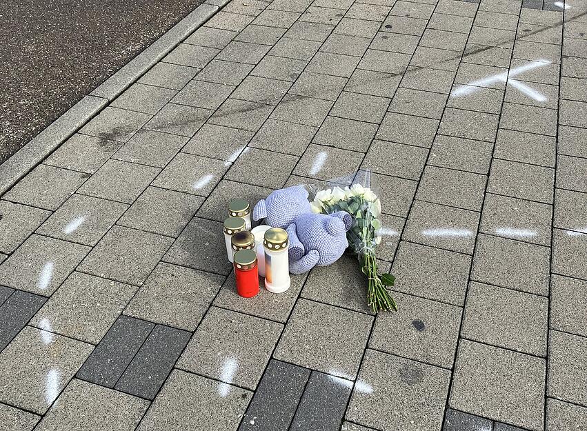 Ein Kuscheltier, Kerzen und Blumen wurden auf dem Edeka-Parkplatz in Niedernhall abgelegt. Dort ist ein 12-Jähriger gestorben, nachdem er von einem 18-Jährigen überfahren worden sein soll.