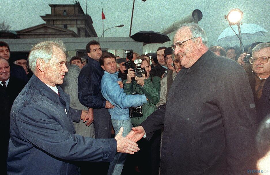 Der Ministerpr&auml;sident der DDR, Hans Modrow (links), empf&auml;ngt Bundeskanzler Helmut Kohl (CDU) am 22.12.1989 auf der Ostseite des Brandenburger Tores in Berlin. Foto: Archiv/dpa
