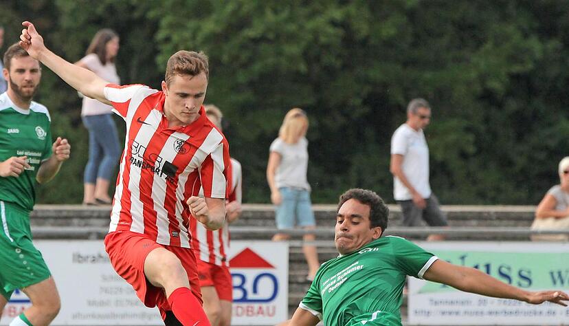 Die Spieler der SGM Neudenau/Siglingen zeigten das gr&ouml;&szlig;ere Durchsetzungsverm&ouml;gen. In dieser Szene behauptet sich Elias Mittnacht (vorne links) gegen den Oedheimer Andre Siegmann.Foto: Alexander Bertok