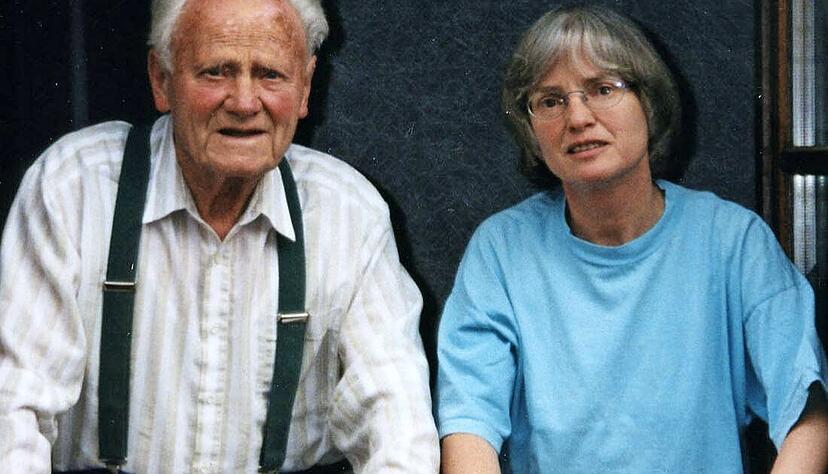 Margret Maier-H&auml;gele mit ihrem Vater Wilhelm H&auml;gele im Jahr 2000.
Foto: privat