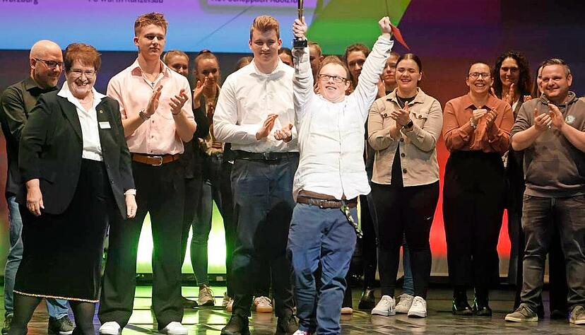 Benjamin Weichwald jubelt ausgelassen: Der Leichtathlet mit dem Down Syndromwurde zum Hohenloher Sportler des Jahres 2025 gewählt. Benjamin Weichwald jubelt ausgelassen: Der Leichtathlet mit dem Down Syndromwurde zum Hohenloher Sportler des Jahres 2025 gewählt.