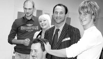 Typberatung f&uuml;r junge Landwirte bot ein Kurs beim evangelischen Bauernwerk in der Heimvolkshochschule Hohebuch. Dabei ging es um Farben, Frisuren und vor allem das Gef&uuml;hl f&uuml;r die eigene Pers&ouml;nlichkeit. (Foto: Martin Nied)