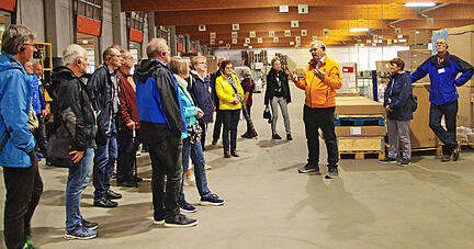 Gesch&auml;ftsf&uuml;hrer Roland R&uuml;dinger (Mitte, orangene Jacke) erl&auml;uterte den Teilnehmern beim Lesersommer bei der gleichnamigen Krautheimer Spedition, wie die Abl&auml;ufe in der sogenannten Umschlaghalle aussehen.
Foto: Heiko Fritze