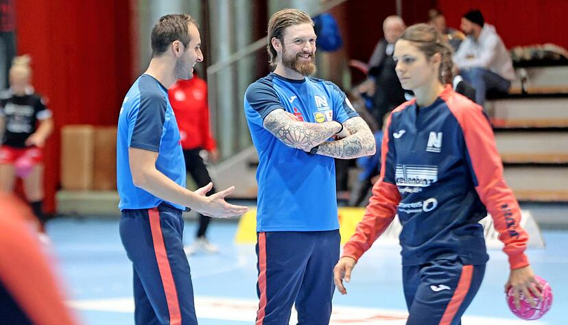 Gut gelaunt bereiteten Athletik-Trainer Kevin Goettling (links) und Mart Aalderink das Bietigheim-Spiel vor. Carmen Moser (rechts) darf auf Spielzeit hoffen.