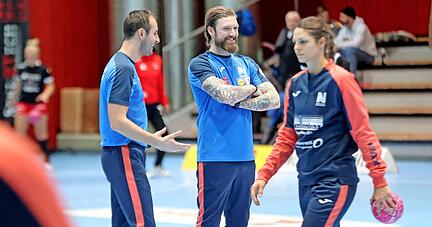 Gut gelaunt bereiteten Athletik-Trainer Kevin Goettling (links) und Mart Aalderink das Bietigheim-Spiel vor. Carmen Moser (rechts) darf auf Spielzeit hoffen.
Foto: Ralf Seidel