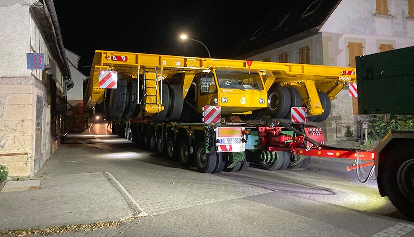 Eine enge Nummer: Zwischen Transport und Hauswand passt in Bitzfeld kein Blatt Papier mehr. Eine Herausforderung auch f&uuml;r Profis. Die Lenkung wird umgestellt.