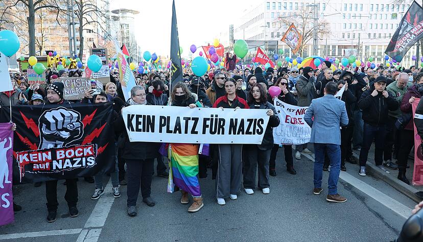 Bunter Protest gegen einen Aufzug von Rechtsextremen am Er&ouml;ffnungstag der Kulturhauptstadt Europas 2025 in Chemnitz.