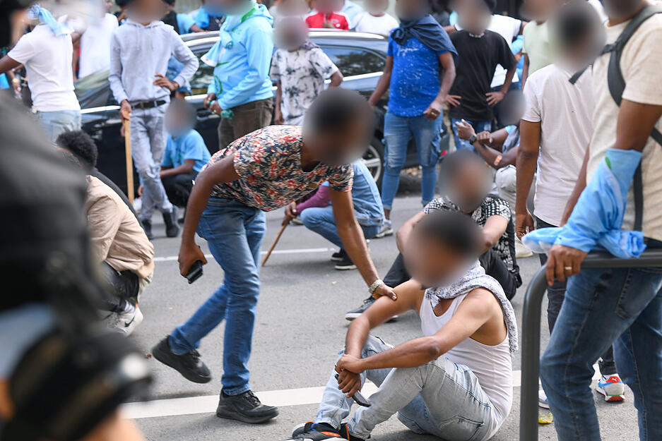 Eine Gruppe von Menschen wird nach Ausschreitungen bei einer Eritrea-Veranstaltung von Polizeikräften eingekesselt.