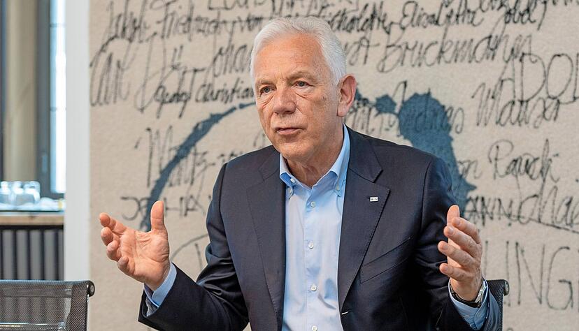 Oberbürgermeister Harry Mergel, hier in seinem Amtszimmer, richtet sein direktes kommunalpolitisches Umfeld neu aus.
Foto: Archiv/Berger Oberbürgermeister Harry Mergel, hier in seinem Amtszimmer, richtet sein direktes kommunalpolitisches Umfeld neu aus.
Foto: Archiv/Berger