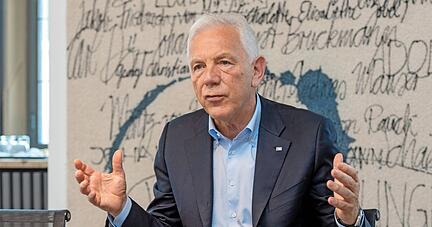 Oberbürgermeister Harry Mergel, hier in seinem Amtszimmer, richtet sein direktes kommunalpolitisches Umfeld neu aus.
Foto: Archiv/Berger Oberbürgermeister Harry Mergel, hier in seinem Amtszimmer, richtet sein direktes kommunalpolitisches Umfeld neu aus.
Foto: Archiv/Berger