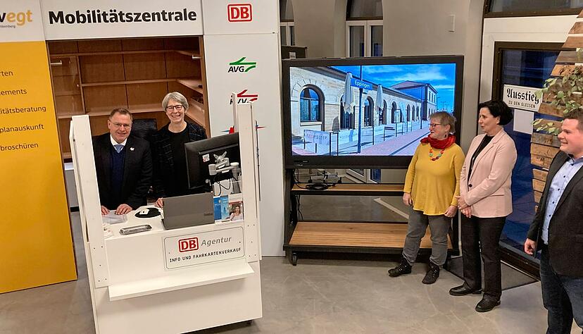 Im Eppinger Bahnhof: OB Klaus Holaschke, Staatssekretärin Elke Zimmer sowie Bärbel Sticher, Anja Kleinhans und Markus Schnizler vom DJHN (von links) eröffnen die Mobilitätszentrale. Im Eppinger Bahnhof: OB Klaus Holaschke, Staatssekretärin Elke Zimmer sowie Bärbel Sticher, Anja Kleinhans und Markus Schnizler vom DJHN (von links) eröffnen die Mobilitätszentrale.