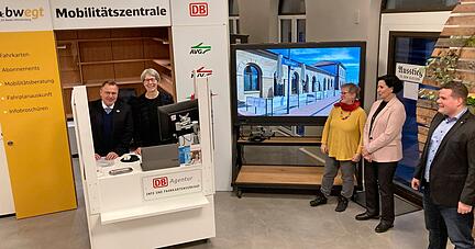 Im Eppinger Bahnhof: OB Klaus Holaschke, Staatssekretärin Elke Zimmer sowie Bärbel Sticher, Anja Kleinhans und Markus Schnizler vom DJHN (von links) eröffnen die Mobilitätszentrale.
Foto: Jörg Kühl Im Eppinger Bahnhof: OB Klaus Holaschke, Staatssekretärin Elke Zimmer sowie Bärbel Sticher, Anja Kleinhans und Markus Schnizler vom DJHN (von links) eröffnen die Mobilitätszentrale.
Foto: Jörg Kühl