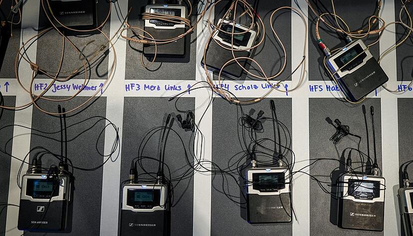 Gleich werden die Gäste verkabelt. Vor Beginn der ARD-Sendung liegen die Mikrofone der Kanzlerkandidaten auf einem Tisch. Gleich werden die Gäste verkabelt. Vor Beginn der ARD-Sendung liegen die Mikrofone der Kanzlerkandidaten auf einem Tisch.