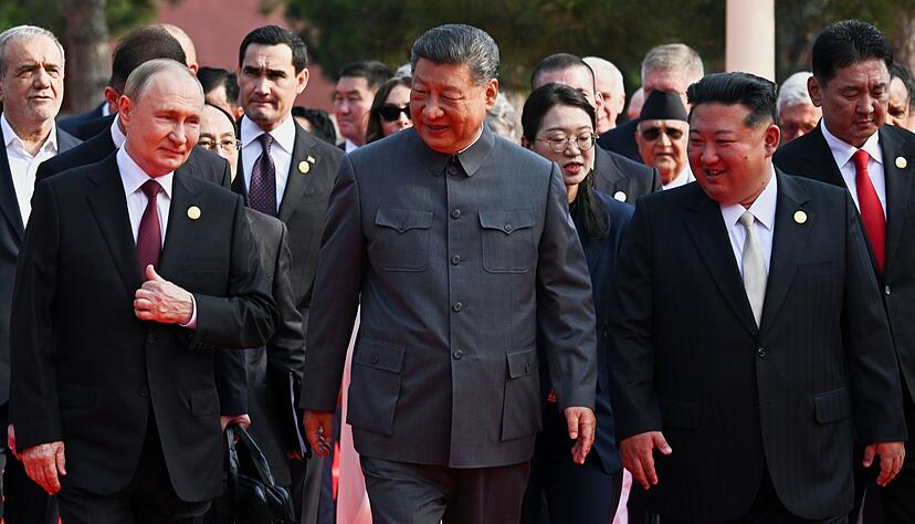 Putin und Xi philosophieren über die Kunst, noch älter zu werden. Putin und Xi philosophieren über die Kunst, noch älter zu werden.