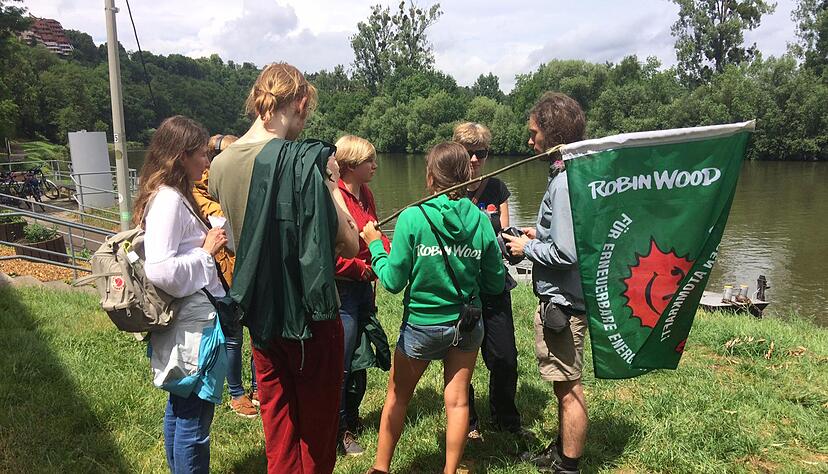 Aktivisten von Robin Wood hatten für die Aktion unter der Brücke in Bad Wimpfen übernachtet.