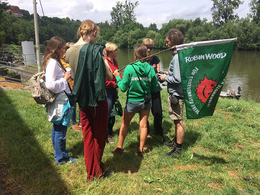 Aktivisten von Robin Wood hatten für die Aktion unter der Brücke in Bad Wimpfen übernachtet.