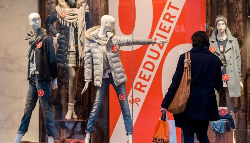 Festgelegte Zeitr&auml;ume, in denen Saisonschlussverk&auml;ufe ausschlie&szlig;lich m&ouml;glich sind, gibt es nicht mehr. Als Werbeaktion werden Sommer- und Winter-Schlussverkauf aber weiterhin genutzt.