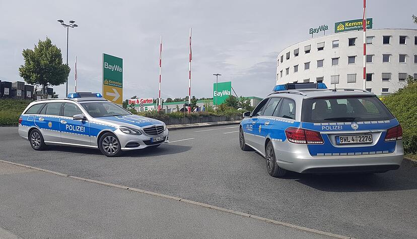 In Ellhofen wurde am Donnerstagmorgen der BayWa-Baumarkt überfallen. Der Täter soll bewaffnet gewesen sein.