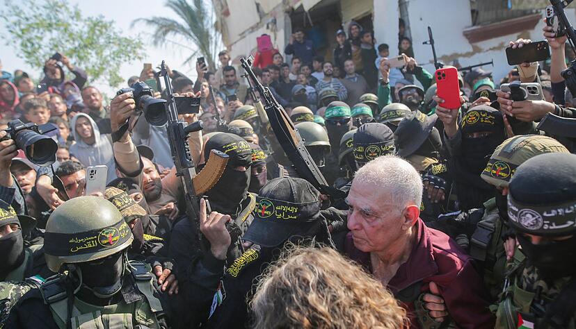 Der Deutsch-Israeli Gadi Moses bei der &Uuml;bergabe im Gazastreifen.