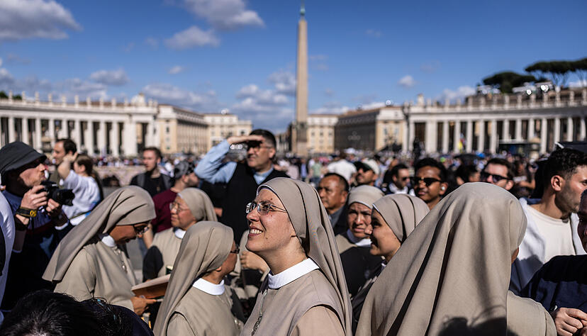 Gläubige, wie diese Nonnen, stehen am zweiten Tag des Konklaves zur Wahl eines neuen Papstes auf dem Petersplatz.