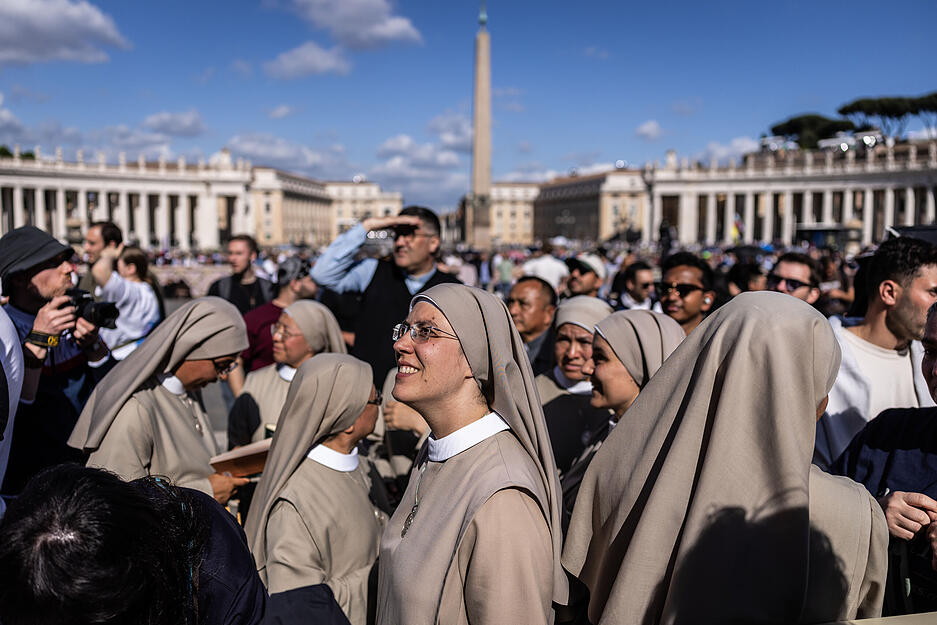 Gläubige, wie diese Nonnen, stehen am zweiten Tag des Konklaves zur Wahl eines neuen Papstes auf dem Petersplatz.