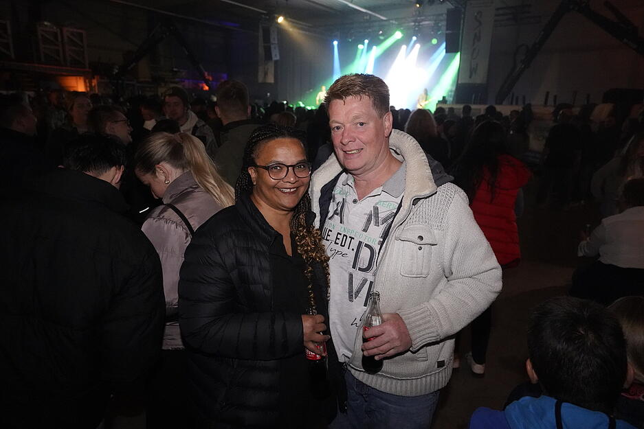 Rock, Pop und Partyhits begeisterten das Publikum bis tief in die Nacht. Rock, Pop und Partyhits begeisterten das Publikum bis tief in die Nacht.