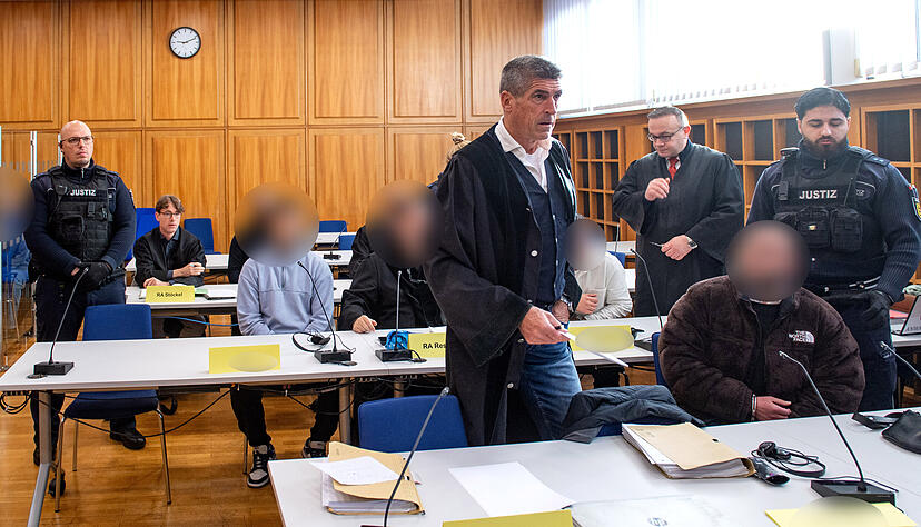 Weil sie mit dem Polizeitrickbetrug mehrere Senioren um viel Geld gebracht haben sollen, müssen sich vier Angeklagte vor dem Heilbronner Landgericht verantworten.