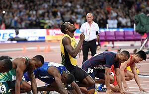 Kurzer Gru&szlig; nach oben: Bolt vor seinem letzten 100-Meter-Finale. Foto: Rainer Jensen
