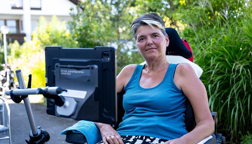 Gabriele Engel bedient mit ihren Augen den Sprachcomputer an ihrem Rollstuhl