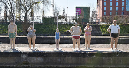 Um weiteren Beschädigungen vorzubeugen, wurde das Figurenensemble jetzt auf dem Mittelsteg der König-Wilhel-Schleuse aufgestellt.