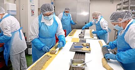 Das Team bei der Arbeit: In der Metzgerei Nothwang wird die Maultasche seit Jahrzehnten nach dem Rezept von "Oma Anna"gemacht.
Fotos: Ralf Seidel Das Team bei der Arbeit: In der Metzgerei Nothwang wird die Maultasche seit Jahrzehnten nach dem Rezept von "Oma Anna"gemacht.
Fotos: Ralf Seidel