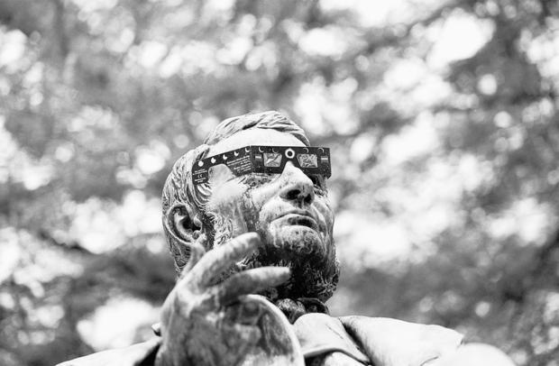 Robert Mayer mit Sonnenfinsternisbrille. Der Heilbronner Naturwissenschaftler hätte zu Lebzeiten sicherlich seinen Spaß an dem Naturschauspiel gehabt. Robert Mayer mit Sonnenfinsternisbrille. Der Heilbronner Naturwissenschaftler hätte zu Lebzeiten sicherlich seinen Spaß an dem Naturschauspiel gehabt.