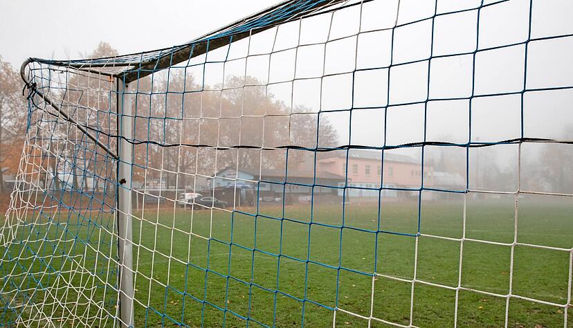 Die Tore auf dem Sportgelände von Blau-Weiß Heilbronn können abgebaut werden. Sie werden vor Beginn der Rückrunde nicht mehr benötigt, zumindest nicht für den offiziellen Spielbetrieb.
Foto: Andreas Veigel