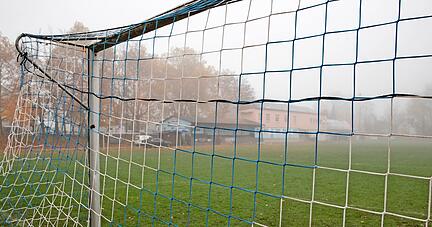 Die Tore auf dem Sportgelände von Blau-Weiß Heilbronn können abgebaut werden. Sie werden vor Beginn der Rückrunde nicht mehr benötigt, zumindest nicht für den offiziellen Spielbetrieb.
Foto: Andreas Veigel