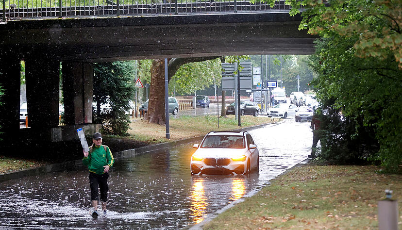 Hochwasser nach Starkregen an der B39 am Parkhaus Bollwerksturm Heilbronn Hochwasser nach Starkregen an der B39 am Parkhaus Bollwerksturm Heilbronn