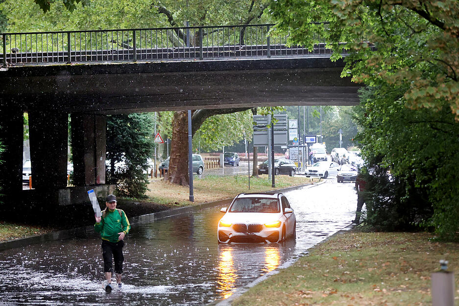 Hochwasser nach Starkregen an der B39 am Parkhaus Bollwerksturm Heilbronn Hochwasser nach Starkregen an der B39 am Parkhaus Bollwerksturm Heilbronn