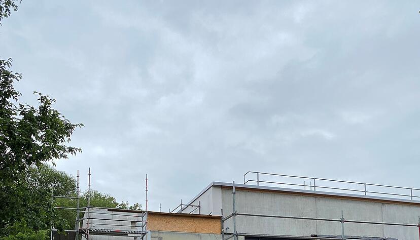 An der Fassade wird derzeit gearbeitet. Der Anbau für den Aufzug am Sportlereingang ist bereits fertig.