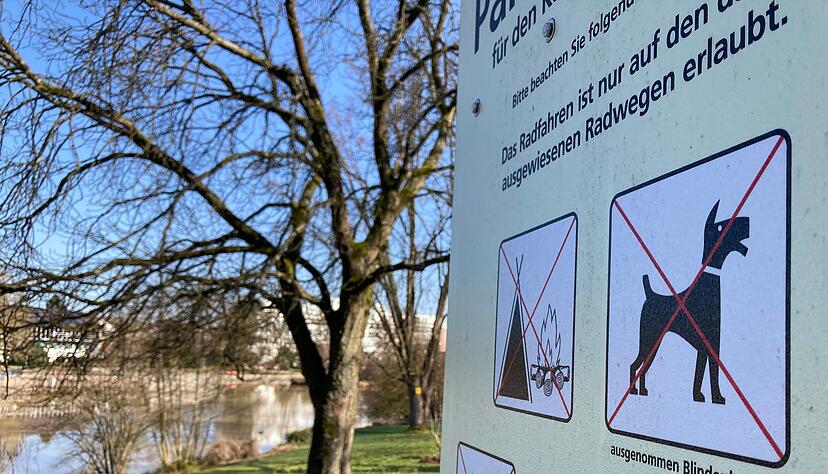 Noch ist im Kurpark ein Hundeverbot ausgeschildert. In Zukunft sind Hunde aber erlaubt – vorausgesetzt, sie gehen an der Leine. Noch ist im Kurpark ein Hundeverbot ausgeschildert. In Zukunft sind Hunde aber erlaubt – vorausgesetzt, sie gehen an der Leine.