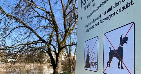 Noch ist im Kurpark ein Hundeverbot ausgeschildert. In Zukunft sind Hunde aber erlaubt &ndash; vorausgesetzt, sie gehen an der Leine.