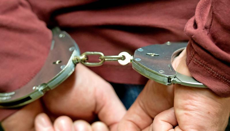 Eine lebenslange Freiheitsstrafe wartet auf den 25 Jahre alten Mann aus Niedernhall, der seinen Nachbarn mit mindestens 30 Hammerschlägen auf Kopf und Gesicht ermordet hat.
Foto: dpa Eine lebenslange Freiheitsstrafe wartet auf den 25 Jahre alten Mann aus Niedernhall, der seinen Nachbarn mit mindestens 30 Hammerschlägen auf Kopf und Gesicht ermordet hat.
Foto: dpa