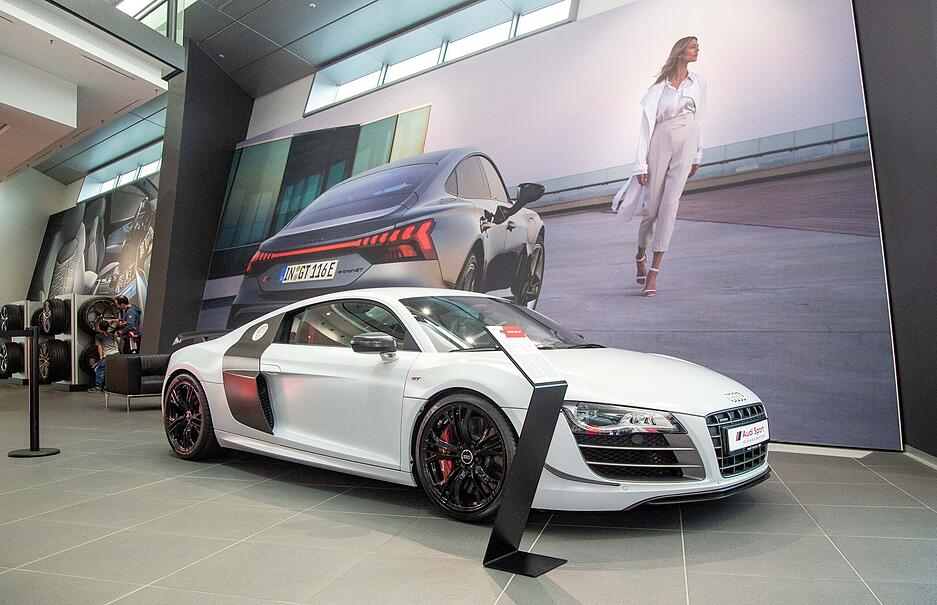 Audi zeigt etliche besondere Modelle, Rennfahrzeuge und Unikate.