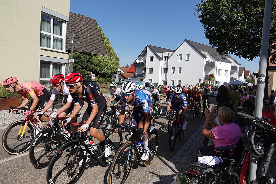 Das Fahrerfeld rollt durch Cleversulzbach. Das Fahrerfeld rollt durch Cleversulzbach.