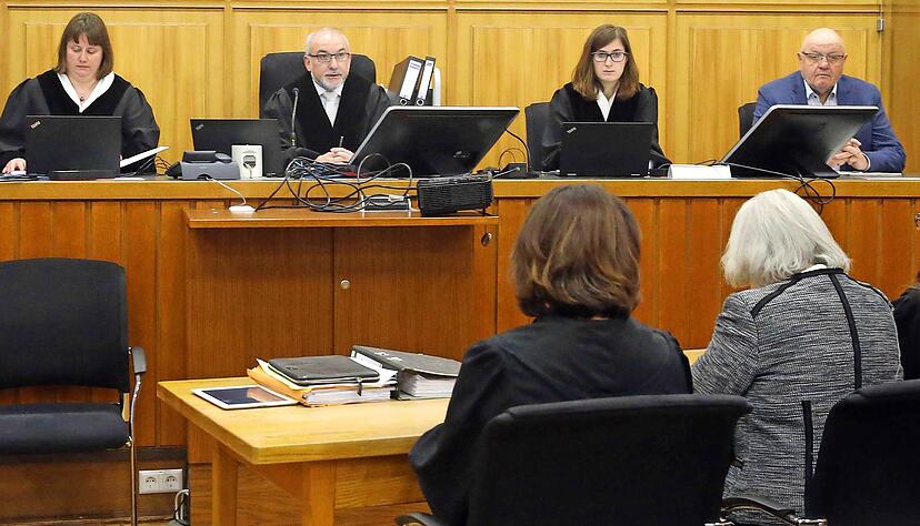 Schluchzend beantwortet die Angeklagte die Fragen zum Tathergang. Sie habe keine Verlustängste gehabt, sagt sie. Das Kind habe schwer geatmet.
Foto: Archiv/Veigel Schluchzend beantwortet die Angeklagte die Fragen zum Tathergang. Sie habe keine Verlustängste gehabt, sagt sie. Das Kind habe schwer geatmet.
Foto: Archiv/Veigel