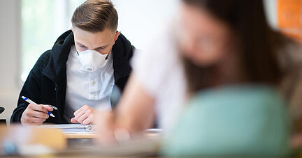 An den baden-württembergischen Schulen gilt noch die Maskenpflicht. Foto: dpa