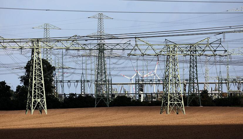 Hochspannungsmasten an einem Umspannwerk. Hochspannungsmasten an einem Umspannwerk.