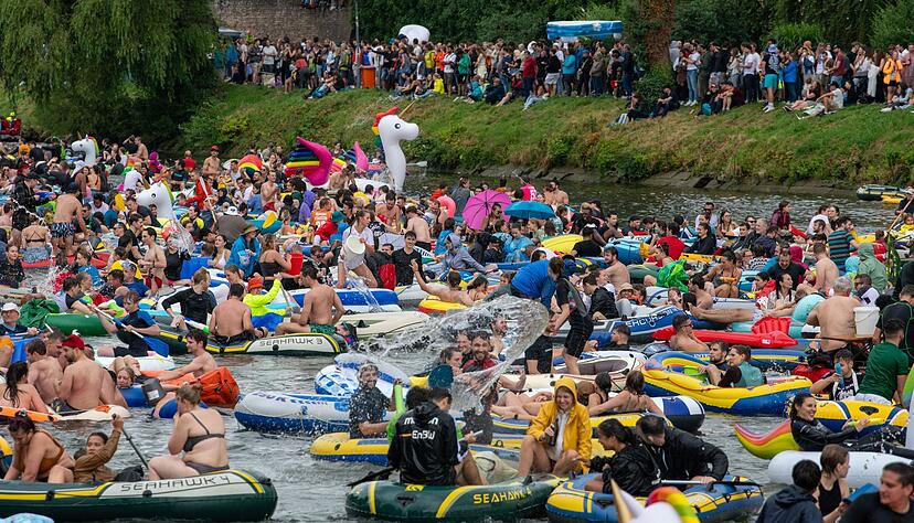 Zahlreiche Menschen befinden sich auf der Donau beim Nabada. Zahlreiche Menschen befinden sich auf der Donau beim Nabada.
