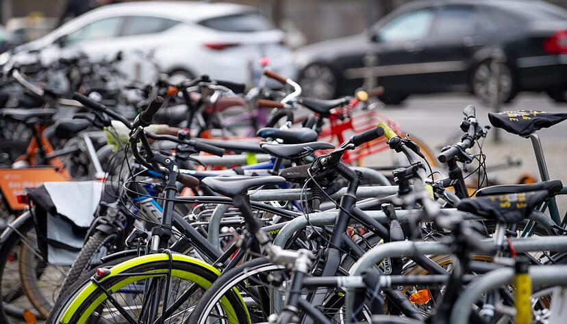 Vermutlich haben die Diebe die Fahrr&auml;der durch ein Fenster aus dem Lager geschafft. (Symbolbild)