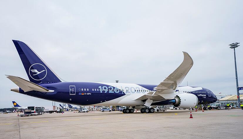 Sechs Flugzeuge will die Lufthansa mit einer Sonderlackierung versehen, die das Kranich-Symbol mit der 100 und den Jahreszahlen 1926 und 2026 verbindet.